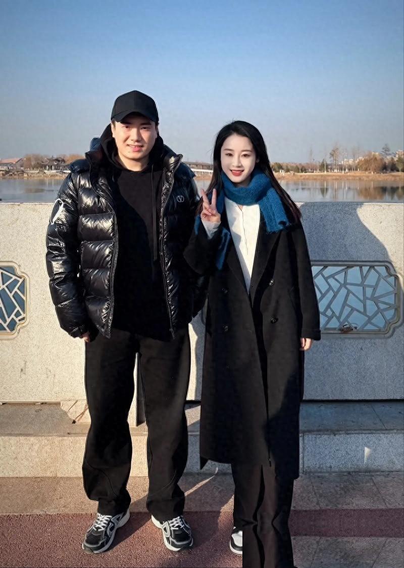 开云体育官方网站-两次嫁给梁靖崑，退圈安心照顾两个儿子，如今丈夫成为大学教授